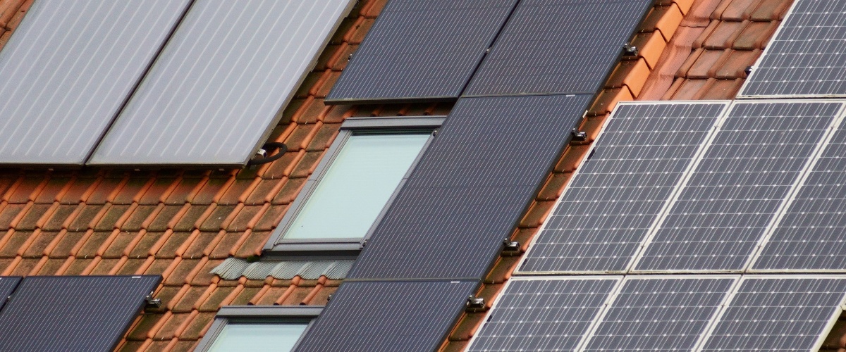 How Eco Friendly Roof Insulation Options Complement Solar Roof Installations